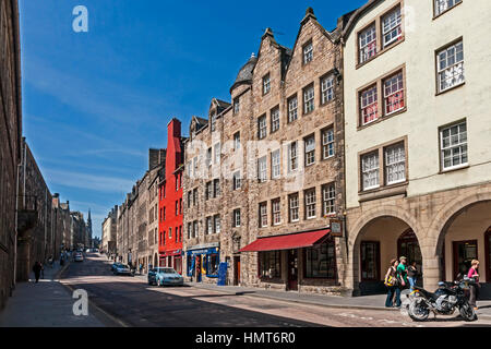 Vista di Canongate nel Royal Mile di Edimburgo in Scozia guardando verso Ovest. Foto Stock