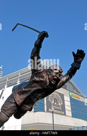 Il Bobby Orr statua al di fuori di TD Garden, casa arena per il Boston Bruins del National Hockey League a Boston, Massachusetts, Stati Uniti. Foto Stock