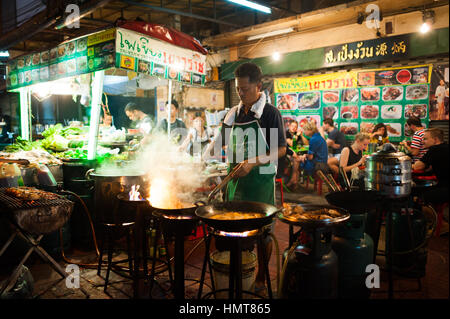 Strade frenetica di Chinatown a Bangkok Foto Stock