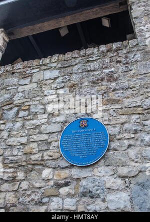 Targa blu su Llantwit Major Town Hall parete Foto Stock