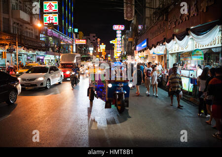 Strade frenetica di Chinatown a Bangkok Foto Stock