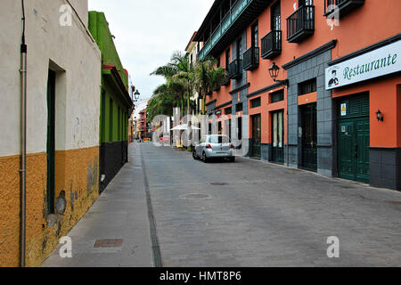 Bellissimi edifici in una strada in Puerto de la Cruz a Tenerife (Isole Canarie, Spagna, Europa) Foto Stock