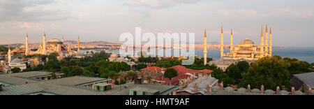 Elevata vista panoramica della moschea blu e Hagia Sophia, Istanbul, Turchia Foto Stock