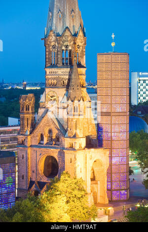 Vista in elevazione del Kaiser Wilhelm Memorial Church al crepuscolo, Berlino, Germania. Foto Stock