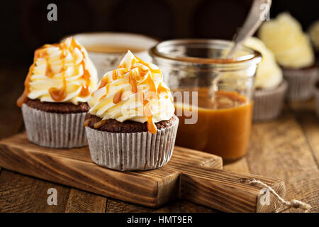 In casa toffee tortine con sciroppo di caramello e la glassa di formaggio cremoso Foto Stock