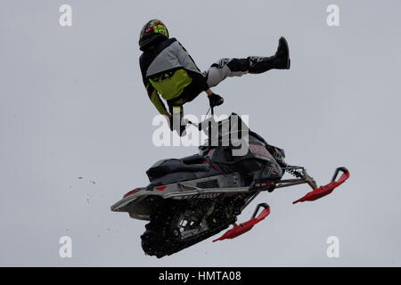 Union Street nel centro di Montreal è stato trasformato in un corso snowmobilibg, per ospitare champion rider che ha mostrato la loro mente-blowing salta sopra St Foto Stock