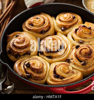 Ciambelle alla cannella con scaglie di cioccolato cotto in una ghisa pan Foto Stock