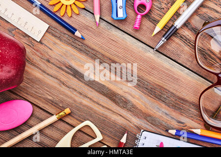 Articoli di cancelleria su sfondo di legno. Foto Stock