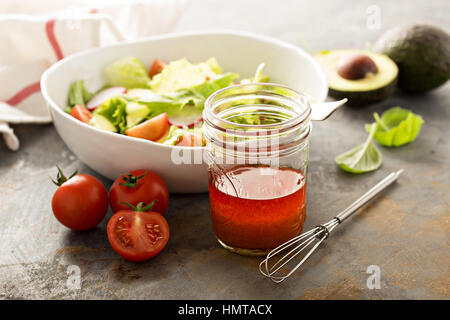 Fresca e sana insalata con romaine, ravanelli e avocado Foto Stock