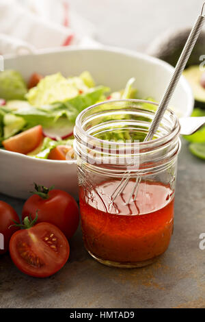 Fresca e sana insalata con romaine, ravanelli e avocado Foto Stock