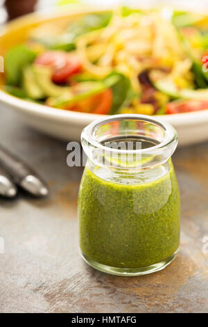 Un sano verde Dea condimento per insalata con erbe aromatiche, aglio e olio di oliva Foto Stock