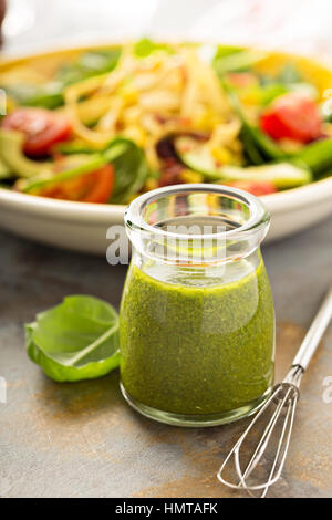 Un sano verde Dea condimento per insalata con erbe aromatiche, aglio e olio di oliva Foto Stock