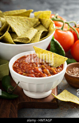 Pomodoro rosso salsa piccante con verde torltilla corn chips Foto Stock