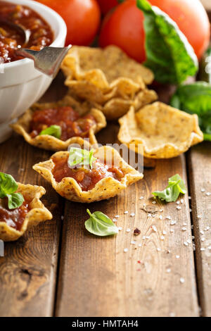 Di piccole dimensioni in stile messicano di antipasti con tortilla ciotole e salsa di pomodoro Foto Stock