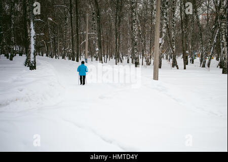 Donna anziana è impegnato nel Nordic walking all aperto in inverno Foto Stock
