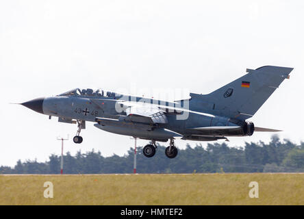 Berlino / GERMANIA - Giugno 3, 2016: tedesco Panavia Tornado terre sull'aeroporto di Schoenefeld di Berlino / Germania in giugno 3, 2016. Foto Stock