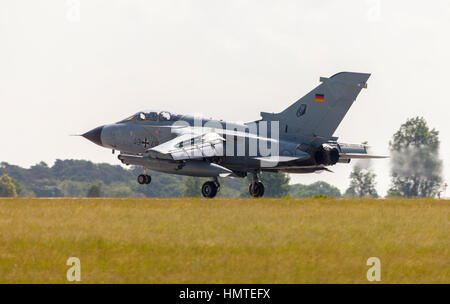 Berlino / GERMANIA - Giugno 3, 2016: tedesco Panavia Tornado terre sull'aeroporto di Schoenefeld di Berlino / Germania in giugno 3, 2016. Foto Stock