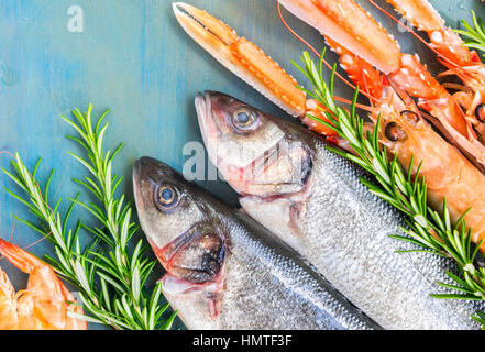 Piatti a base di frutti di mare freschi su sfondo blu Foto Stock