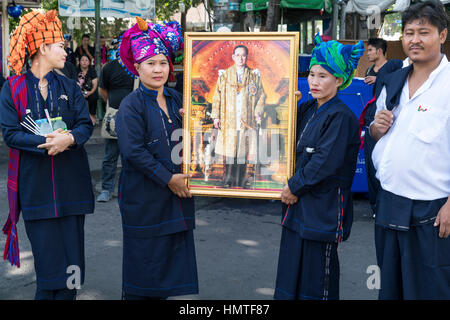 Thais trauernde mit dem Foto des verstorbenen Königs Bhumibol Adulyadej, Bangkok, Thailandia, Asien | lutto thais tenendo una foto del defunto Foto Stock