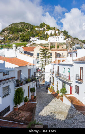 Frigiliana, provincia di Malaga, Andalusia, Spagna meridionale. Strada tipica scena. Foto Stock