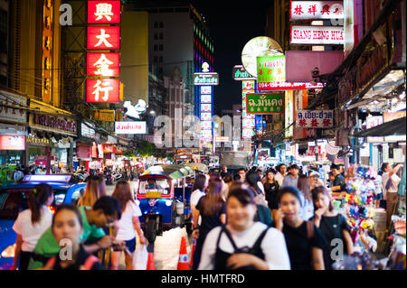 Strade frenetica di Chinatown a Bangkok Foto Stock