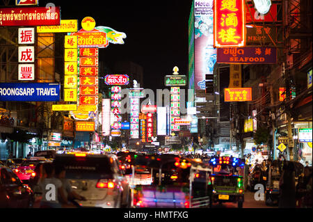 Strade frenetica di Chinatown a Bangkok Foto Stock