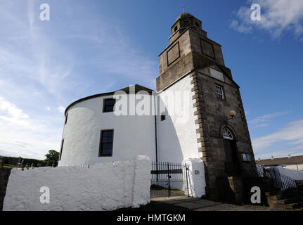 Kilarrow chiesa Chiesa di Scozia chiesa parrocchiale di Bowmore. Tombe dei marinai uccisi nella seconda guerra mondiale sono in primo piano. Islay, interno Foto Stock