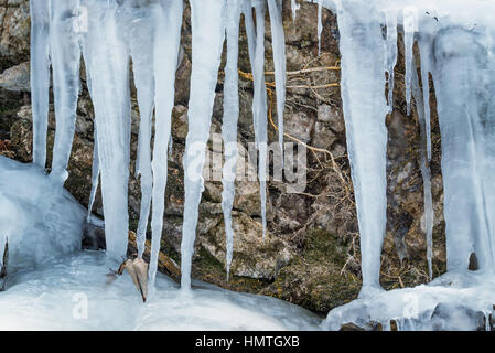 Chiudere l immagine di ghiaccioli appesi in montagna Foto Stock