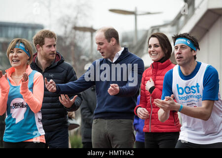 Londra, Regno Unito. 5 febbraio, 2017. Il Duca e la Duchessa di Cambridge e il principe Harry entra a far parte di una giornata di formazione presso la Queen Elizabeth Olympic Park con i corridori che prenderanno parte al 2017 Maratona di Londra per teste insieme, la carità ufficiale dell'anno. Giornalista Sian Williams visto sinistra. © Guy Corbishley/Alamy Live News Foto Stock