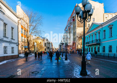 Mosca, Russia. 5 febbraio, 2017. Persone non identificate a piedi lungo Arbat street. Questa strada pedonale è una delle principali attrazioni turistiche della città. La temperatura è di circa -10 gradi Centigradi (circa 14F), in modo non molto molti turisti. © Alex Immagini/Alamy Live News Foto Stock