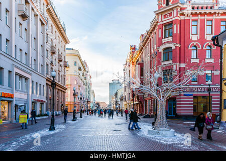 Mosca, Russia. 5 febbraio, 2017. Persone non identificate a piedi lungo Arbat street. Questa strada pedonale è una delle principali attrazioni turistiche della città. La temperatura è di circa -10 gradi Centigradi (circa 14F), in modo non molto molti turisti. © Alex Immagini/Alamy Live News Foto Stock