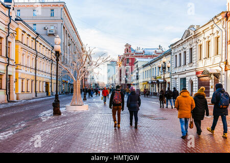 Mosca, Russia. 5 febbraio, 2017. Persone non identificate a piedi lungo Arbat street. Questa strada pedonale è una delle principali attrazioni turistiche della città. La temperatura è di circa -10 gradi Centigradi (circa 14F), in modo non molto molti turisti. © Alex Immagini/Alamy Live News Foto Stock