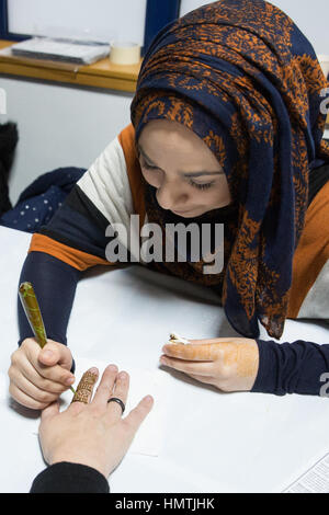 Slough, Regno Unito. 5 febbraio, 2017. Una donna si siede per un henna tattoo Al Jannah moschea di visitare la moschea di La mia giornata. Credito: Mark Kerrison/Alamy Live News Foto Stock