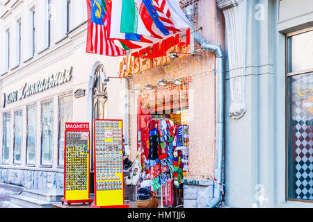 Mosca, Russia. 5 febbraio, 2017. Vendita di souvenir in Arbat street. La temperatura è di circa -10 gradi Centigradi (circa 14F), in modo tale da non molti acquirenti. © Alex Immagini/Alamy Live News Foto Stock