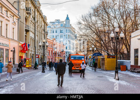 Mosca, Russia. 5 febbraio, 2017. Persone non identificate a piedi lungo Arbat street. Questa strada pedonale è una delle principali attrazioni turistiche della città. La temperatura è di circa -10 gradi Centigradi (circa 14F), in modo non molto molti turisti. © Alex Immagini/Alamy Live News Foto Stock