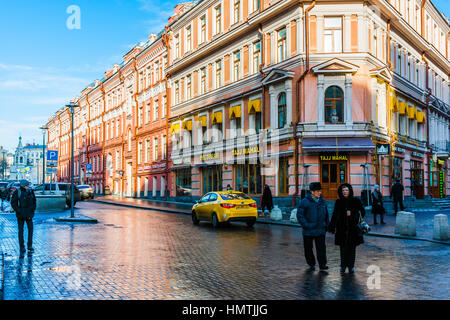 Mosca, Russia. 5 febbraio, 2017. Persone non identificate a piedi lungo Arbat street. Questa strada pedonale è una delle principali attrazioni turistiche della città. La temperatura è di circa -10 gradi Centigradi (circa 14F), in modo non molto molti turisti. © Alex Immagini/Alamy Live News Foto Stock