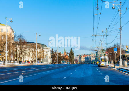 Mosca, Russia. 5 febbraio, 2017. Vista di Volkhonka street in direzione al Cremlino. La temperatura è di circa -10 gradi Centigradi (circa 14F), in modo non molto molti turisti. Domenica il traffico è bassa. © Alex Immagini/Alamy Live News Foto Stock