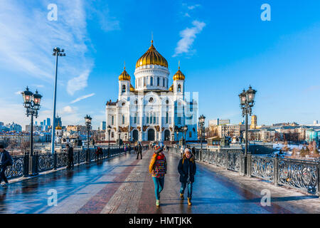 Mosca, Russia. 5 febbraio, 2017. Persone non identificate croce del Patriarca ponte sul fiume di Mosca con la Cattedrale di Cristo Salvatore (in background). La temperatura è di circa -10 gradi Centigradi (circa 14F), in modo non molto molti turisti. © Alex Immagini/Alamy Live News Foto Stock