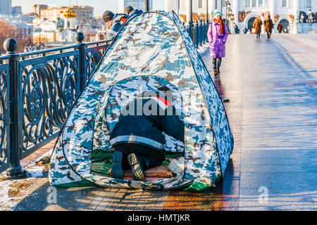 Mosca, Russia. 5 febbraio, 2017. Unidentified, irriconoscibile lavoratore in tenda protettiva riparazioni pavimento lampade di illuminazione sul Patriarca il ponte sul fiume di Mosca. La temperatura è di circa -10 gradi Centigradi (circa 14F). © Alex Immagini/Alamy Live News Foto Stock