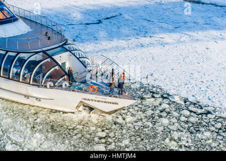 Mosca, Russia. 5 febbraio, 2017. Rompighiaccio barca turistica risale il fiume di Mosca. Persone non identificate sul bordo della barca di scattare delle foto. La temperatura è di circa -10 gradi Centigradi (circa 14F), in modo non molto molti turisti. © Alex Immagini/Alamy Live News Foto Stock