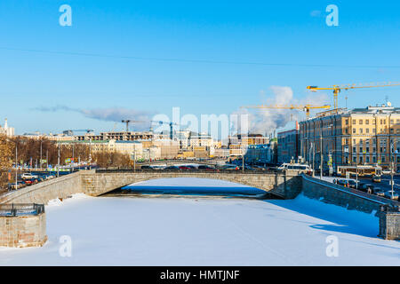 Mosca, Russia. 5 febbraio, 2017. Canale di bypass sul fiume di Mosca è completamente congelato. La temperatura oggi è piuttosto bassa, circa -10 gradi Centigradi (circa 14F). Ponticello in pietra in primo piano. © Alex Immagini/Alamy Live News Foto Stock