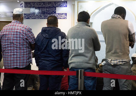 Slough, Regno Unito. 5 febbraio, 2017. Uomini musulmani dire preghiere nella Al Jannah moschea di visitare la moschea di La mia giornata. Credito: Mark Kerrison/Alamy Live News Foto Stock