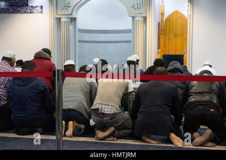 Slough, Regno Unito. 5 febbraio, 2017. Uomini musulmani dire preghiere nella Al Jannah moschea di visitare la moschea di La mia giornata. Credito: Mark Kerrison/Alamy Live News Foto Stock