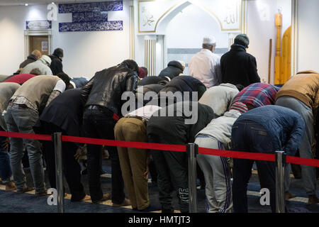 Slough, Regno Unito. 5 febbraio, 2017. Uomini musulmani dire preghiere nella Al Jannah moschea di visitare la moschea di La mia giornata. Credito: Mark Kerrison/Alamy Live News Foto Stock