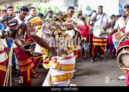 Kuala Lumpur, Malesia. 04 feb 2017. Tamilians bruscamente trafitto con un becco di ferro bruscamente mentre celebrava Thaipusam festival in Grotte Batu nel febbraio 05, 2017 a Kuala Lumpur, Malesia. Thaipusam è un festival indù celebrata principalmente dalla comunità Tamil sulla luna piena nel Tamil tailandese durante il mese di gennaio o febbraio a commemora l'occasione quando Parvati Murugan ha dato un 'spera' in modo che egli potesse sconfiggere il male Soorapadman demone. Questo è particolarmente evidente nei paesi in cui vi è una significativa presenza di società tamil in India, Sri Lanka, Malesia, Mauritius, Singapore, S Foto Stock