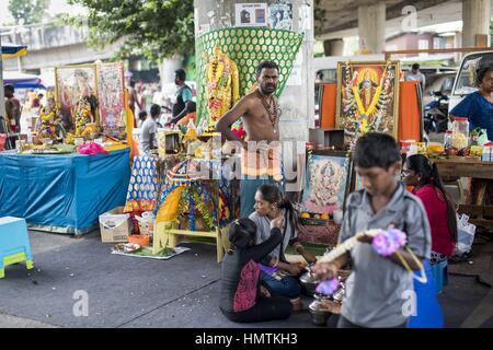 Kuala Lumpur, Malesia. 4 febbraio, 2017. Malese devoto indù partecipa al festival di Thaipusam nelle Grotte Batu, Malaysia, il giorno 04 Febbraio, 2017. Thaipusam è celebrata dai devoti del dio indù Murugan ed è un importante festival della comunità Tamil in paesi come India, Sri Lanka, Indonesia, Thailandia, Malaysia e Singapore, durante la quale i devoti pierce stessi con picchi e di prendere parte in lunghe processioni. Credito: Chris Jung/ZUMA filo/Alamy Live News Foto Stock