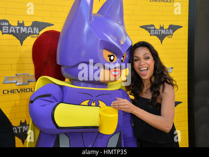 Los Angeles, Stati Uniti d'America. 4 febbraio, 2017. L'attrice Rosario Dawson alla prima mondiale di "Lego Batman film" al Regency Village Theatre, Westwood. Credito: Sarah Stewart/Alamy Live News Foto Stock