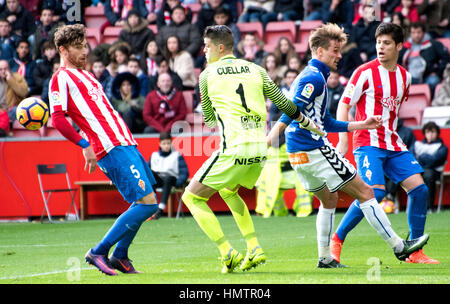 Gijon, Spagna. 05 Febbraio, 2017. Ivan Cuellar (Portiere, Sporting Gijón) cant stop un colpo di Aleksandar Katai (avanti, Alaves) durante il XXI partita della stagione 2016/2017 del campionato spagnolo "La Liga " tra Real Sporting de Gijón e Deportivo Alaves a Molinón stadio in Gijon, Spagna. Credito: David Gato/Alamy Live News Foto Stock