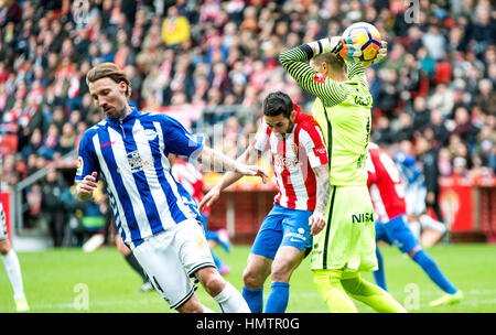 Gijon, Spagna. 05 Febbraio, 2017. Ivan Cuellar (Portiere, Sporting Gijón) afferra la palla durante il XXI partita della stagione 2016/2017 del campionato spagnolo "La Liga " tra Real Sporting de Gijón e Deportivo Alaves a Molinón stadio in Gijon, Spagna. Credito: David Gato/Alamy Live News Foto Stock