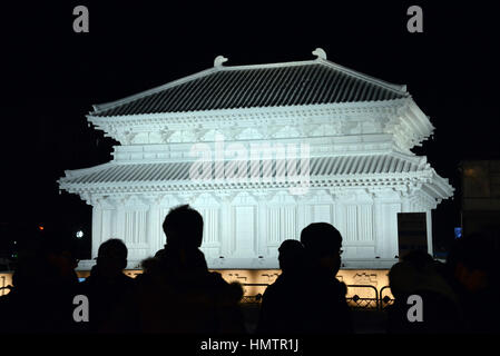 Sapporo, Giappone. 5 febbraio, 2017. Ai visitatori di ammirare una grande scultura di neve con tempio Kofukuji accesa all'annuale Sapporo Snow Festival di Sapporo in Giappone l'isola settentrionale di Hokkaido. La settimana di snow festival si svolgerà dal 6 febbraio attraverso il XII e oltre 2,5 milioni di persone sono in attesa di visitare. Credito: Yoshio Tsunoda/AFLO/Alamy Live News Foto Stock